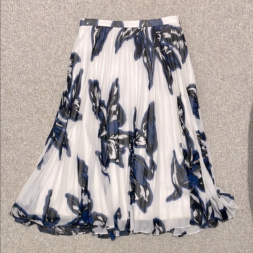 Banana Republic Elegant Floral Pleated Skirt - White and Blue